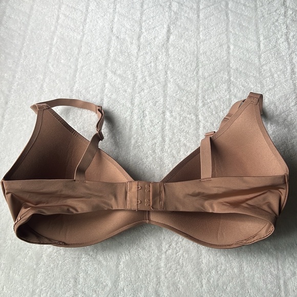 SKIMS Wireless Form Push-Up Plunge Bra - Picture 10 of 14